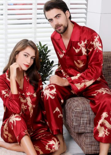 Pyjama couple soie imprimé, ensemble luxueux avec motifs dragon et phénix.